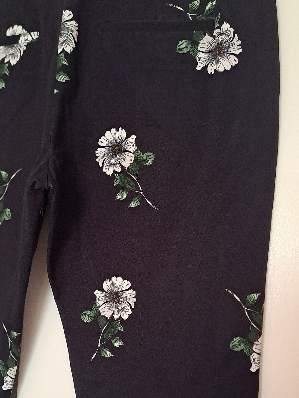 Banana Republic Black Floral Ankle Jeans  White Daisy Like Flowers . - Picture 4 of 11